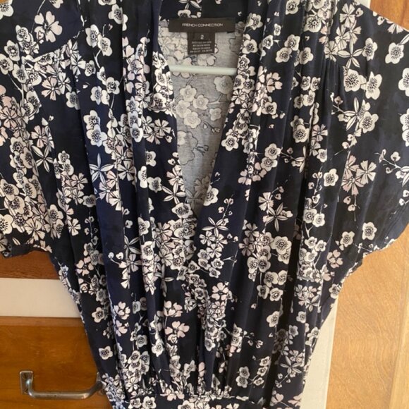 Navy French Connection Dress with White Flowers Size 2 - Picture 4 of 4
